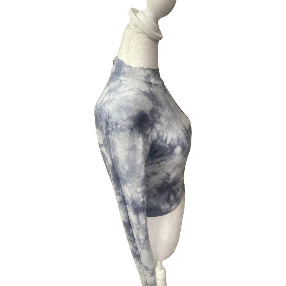 Aeropostale. Sz Small. Crop Top.. Small hole Rt arm. - Picture 8 of 16